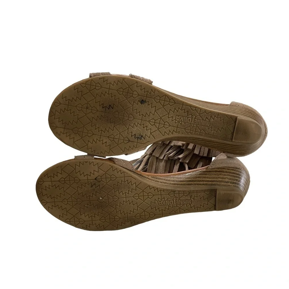MINNETONKA Suede Ankle Fringe Low Wedge Sandals Zipper Back Taupe Brown Size 7